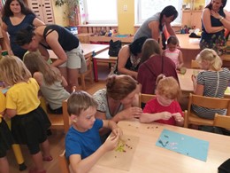 Zobrazit » 31.5.2018-Barevná besídka u Sluníček s dílnou