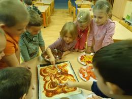 Zobrazit » Říjen - Skřítek Racochejl peče pizzu