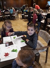 Zobrazit » Zdobení vánočního stromu v KD 2018