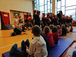 Zobrazit » Čertovské vystoupení a hra na boomwhackers v ZUŠ
