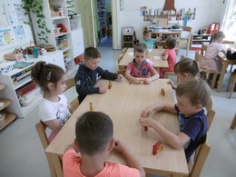 Zobrazit » Předškoláci Jedeme na hrad-stavba hradu z kostek, přesná nápodoba postavení geometr. tvarů
