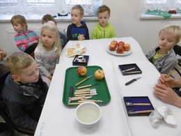 Zobrazit » Vyřezávání a ochutnávání ovoce v SŠZP