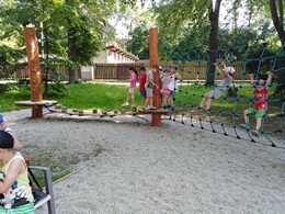 Zobrazit » Broučci na vycházce do parku