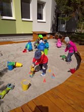 Zobrazit » Užíváme si novou školní zahradu